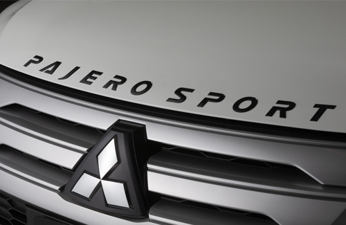 Pajero Sport bonnet emblem in black